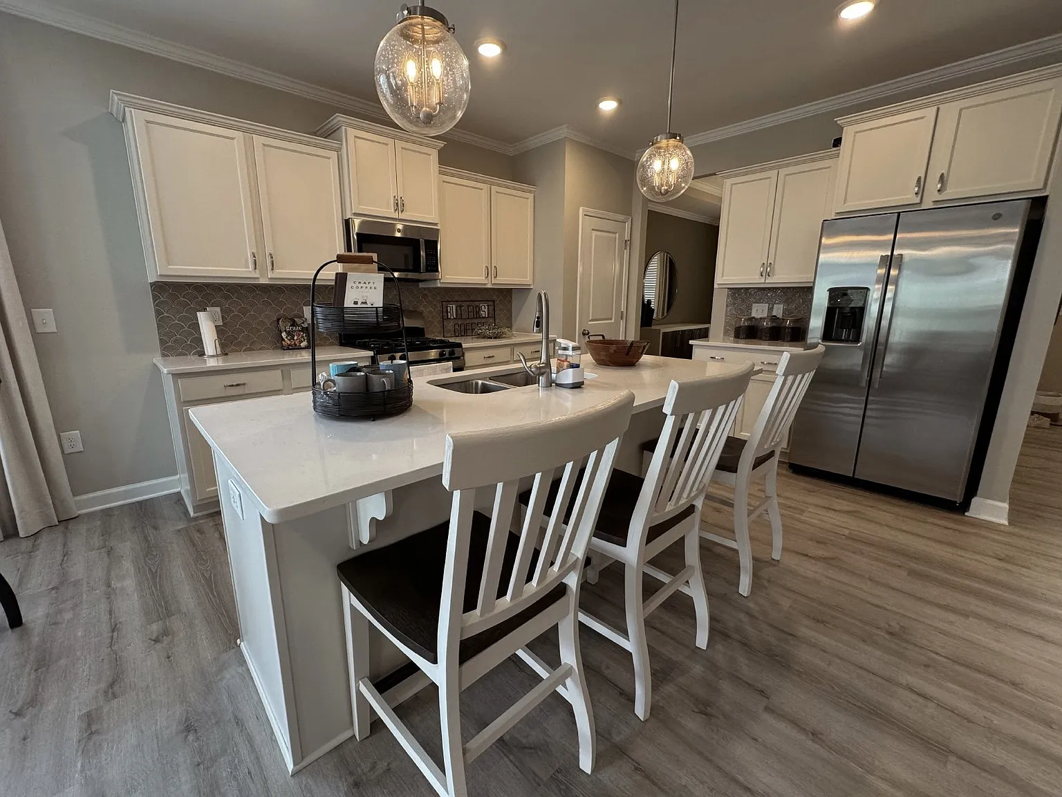 3 bed, 2.5 bath, 2387 sqft, $3,400 — Photo 3