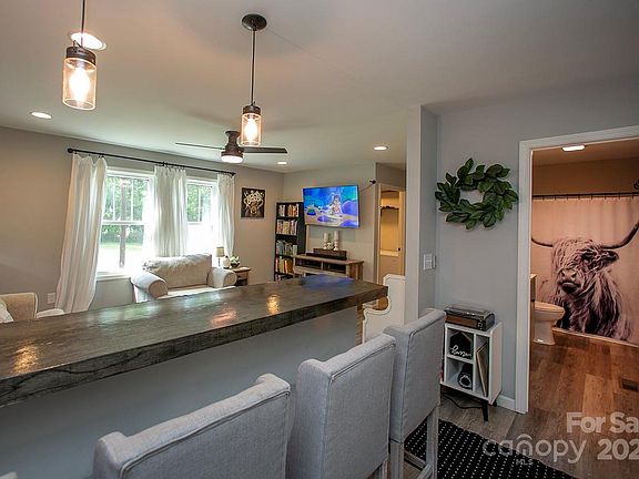 4th image of 407 Orchard Ln