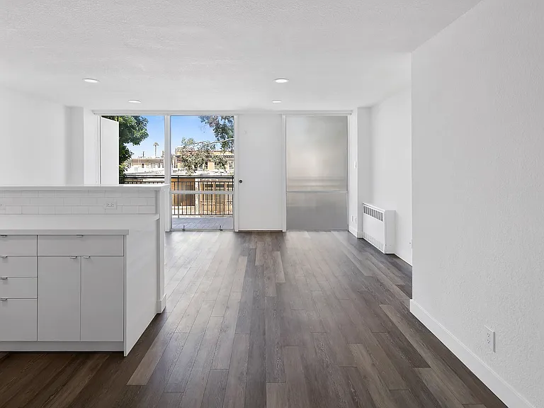 Crystal Tower Apartments — Photo 14