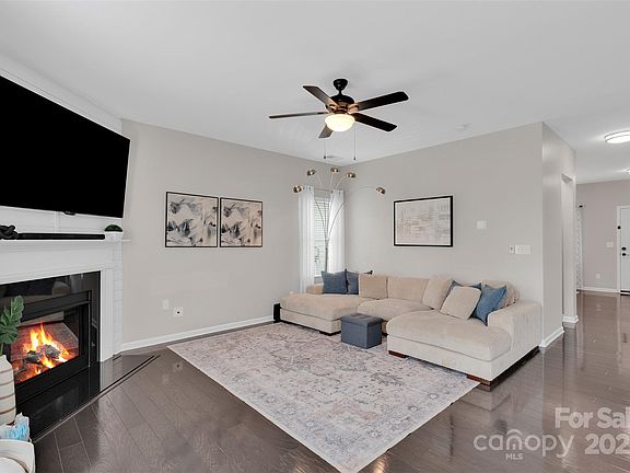 4th image of 119 Willow Valley Dr