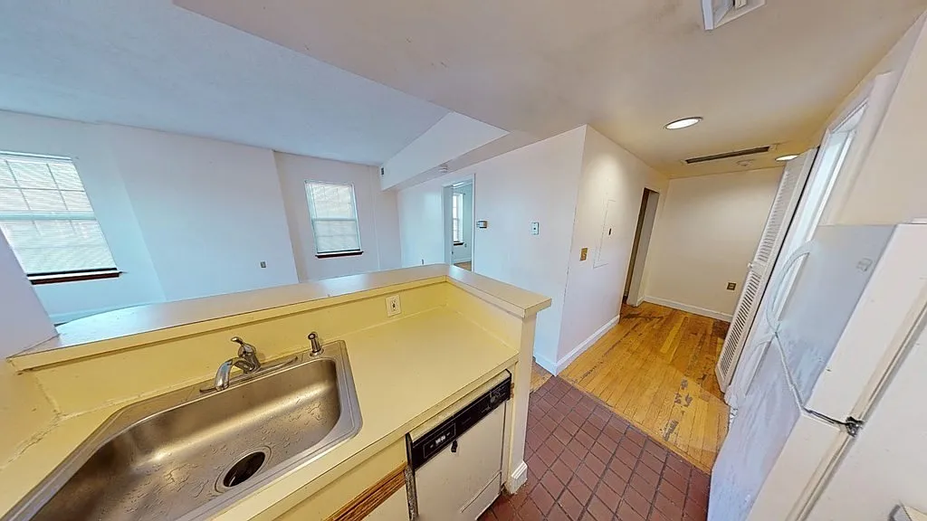 2 bed, 1.0 bath, 813 sqft, $2,700 — Photo 2