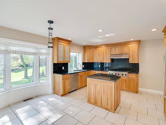 4th image of 244 Greentrails Dr S