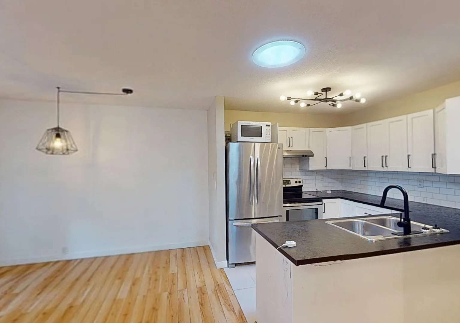 125 28 Ave Ne — Photo 3