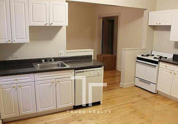 3rd image of 1315 Oak Ave #3E