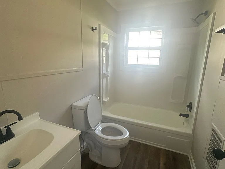 230 W Thomas St — Photo 4