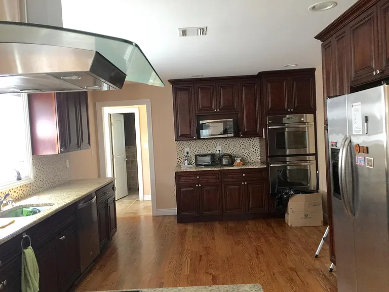 11 Charlotte Pl — Photo 36