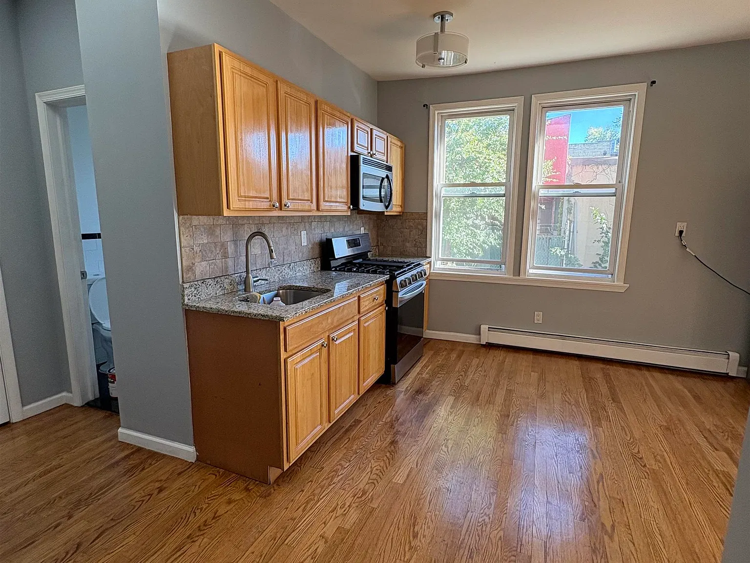 2 bed, 1.0 bath, 724 sqft, $2,300 — Photo 2