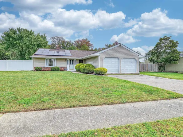 137 Arbor Meadow Dr, Sicklerville, NJ 08081