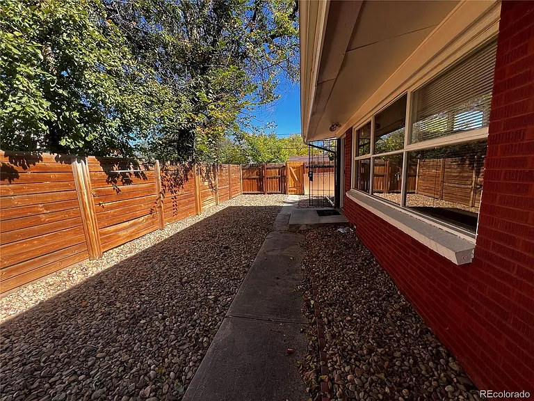 1932 Dallas St — Photo 21