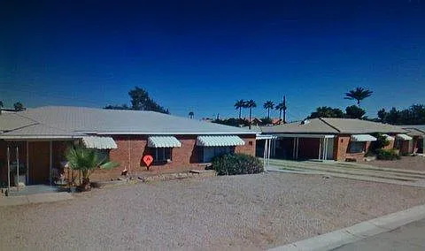 Small 4 unit complex .4 mile to Light Rail