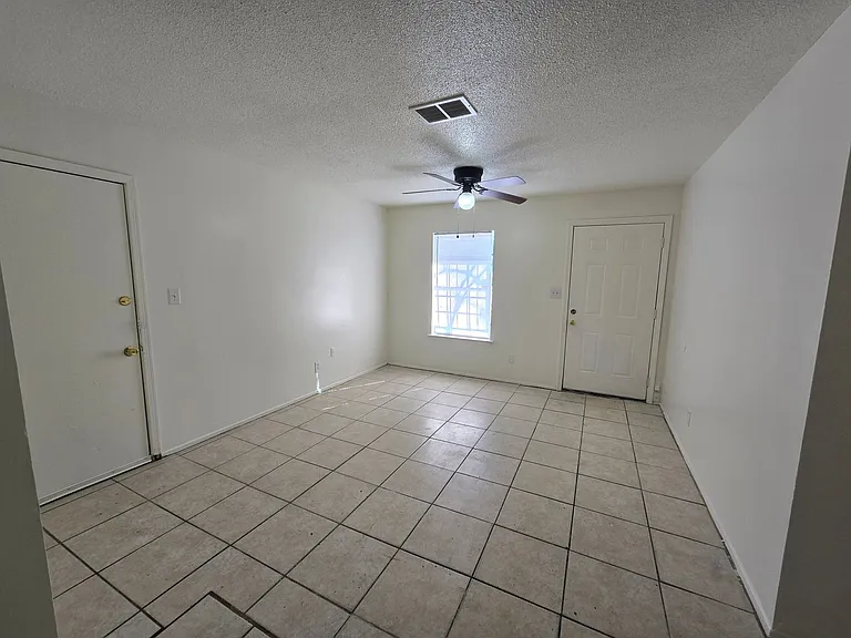 412 Edward St — Photo 2