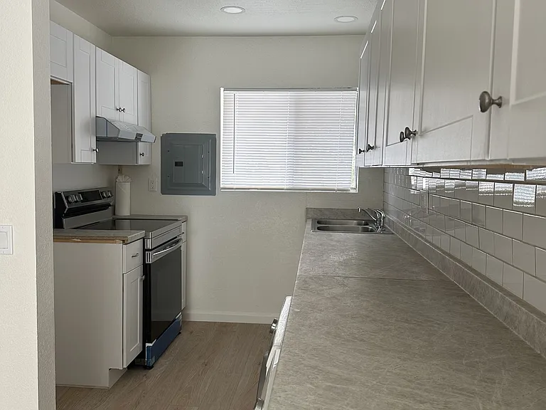 201 S Ventura Rd #6 — Photo 5
