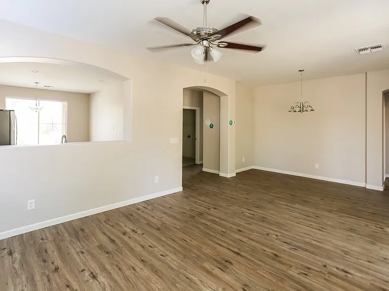 10314 W Pioneer St — Photo 5