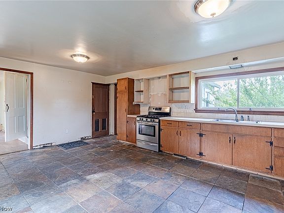5th image of 9440 Avery Rd