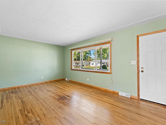 5th image of 633 Sherrie Ln
