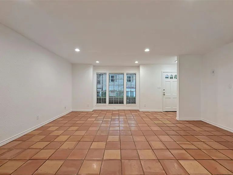 6637 Valleyside Rd — Photo 7