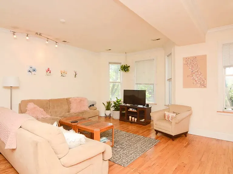 1315 W Roscoe St #2 — Photo 5