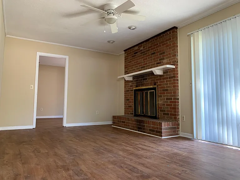 814 Robin Hood Trl — Photo 5