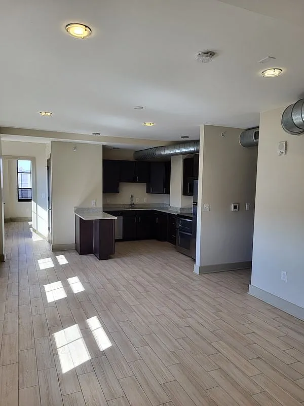 2 bed, 2.0 bath, 970 sqft, $2,395 — Photo 2