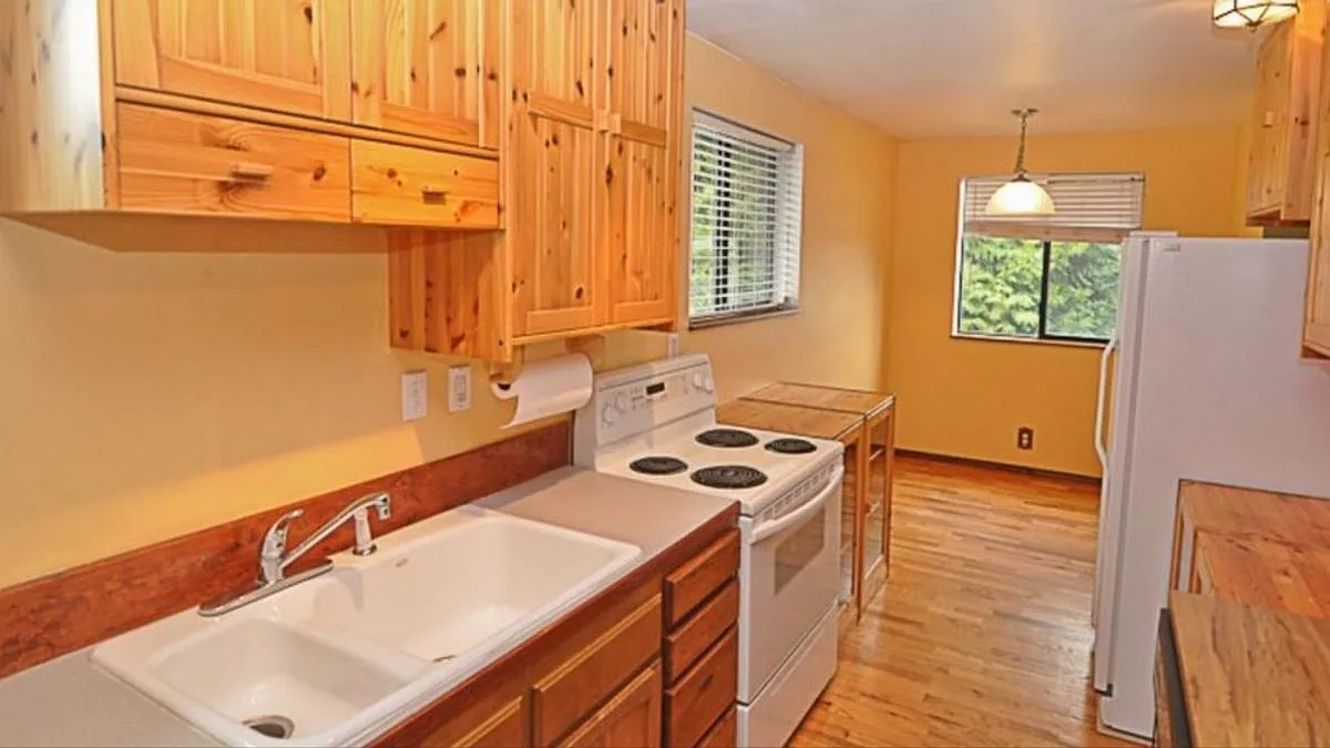1 bed, 1.5 bath, 900 sqft, $1,995 — Photo 2