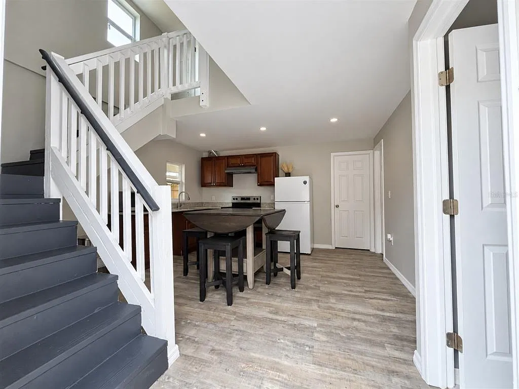 3 bed, 1.0 bath, 1000 sqft, $2,300 — Photo 3