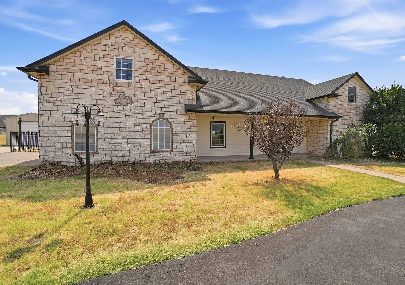 Large 5 Bedroom Home with In-ground Pool, Storm Cellar and Workshop — Photo 4