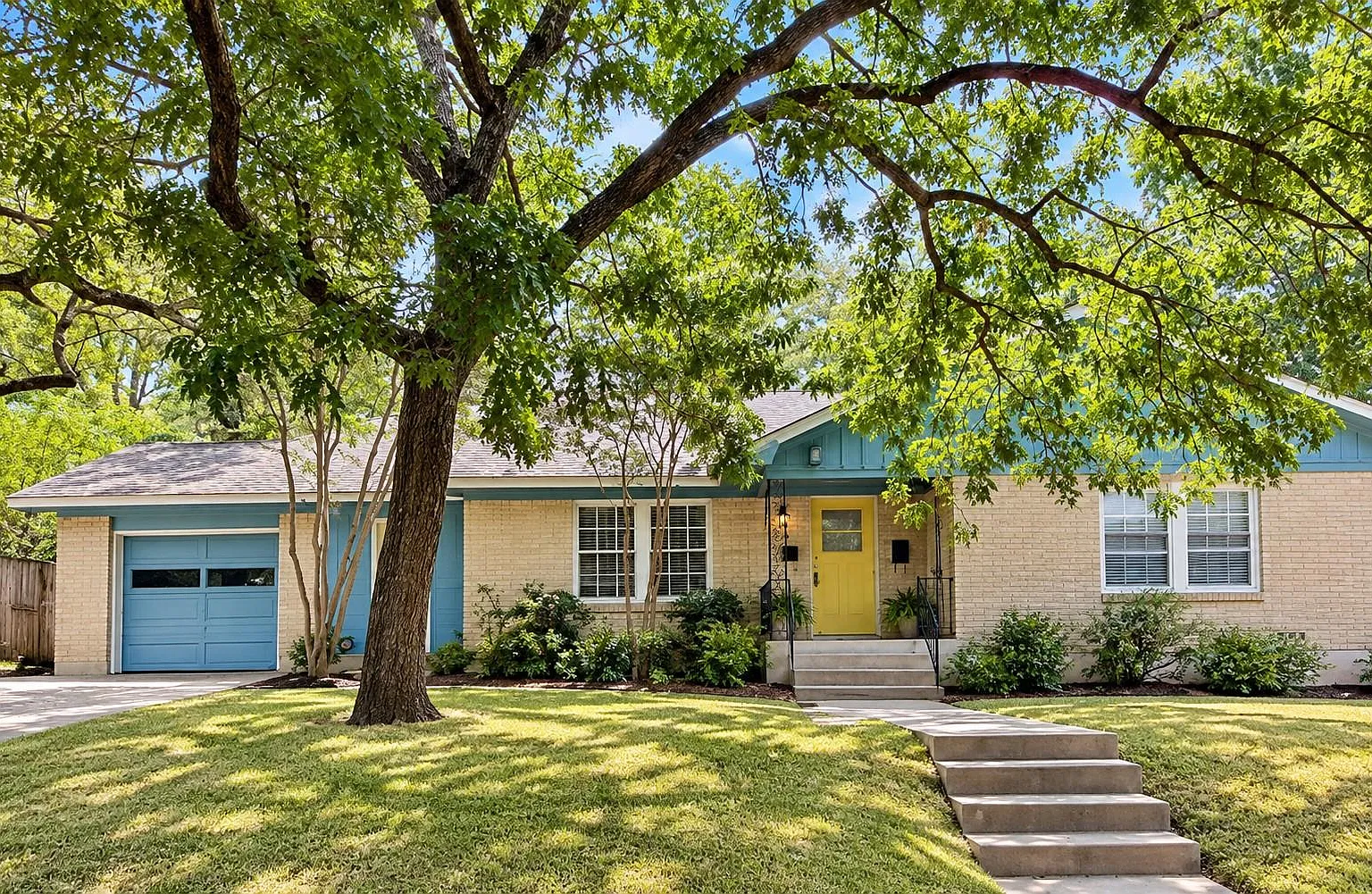 2 bed, 1.0 bath, 1105 sqft, $2,100 — Photo 1