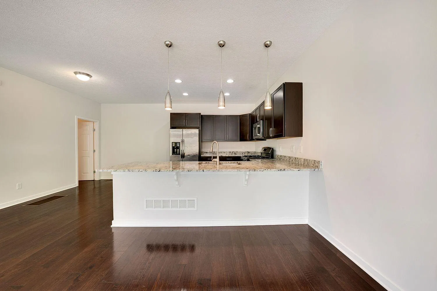 2 bed, 2.5 bath, 1792 sqft, $3,700 — Photo 3