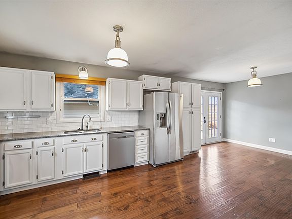 5th image of 904 W Broadway St