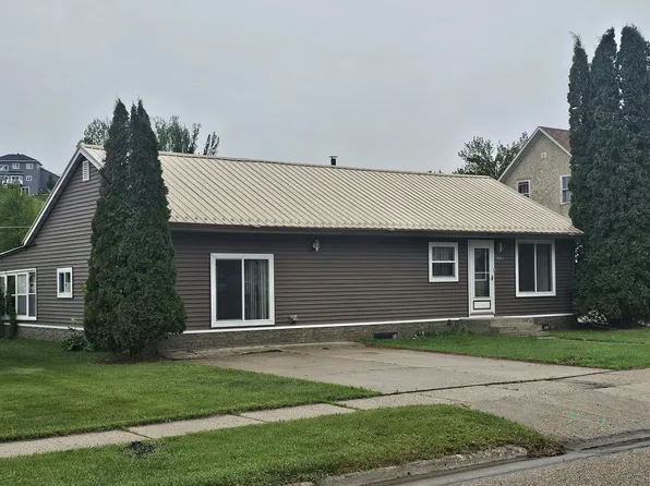 1421 4th Ave NW, Jamestown, ND 58401