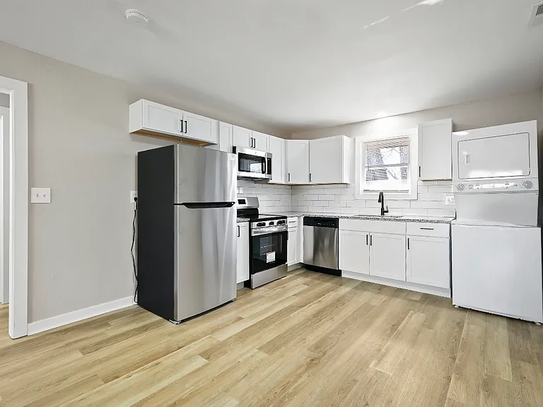 719 E College St #A — Photo 2