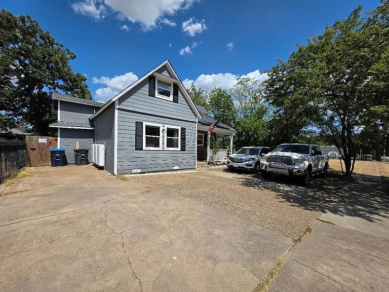 1404 Clinton Ave — Photo 2