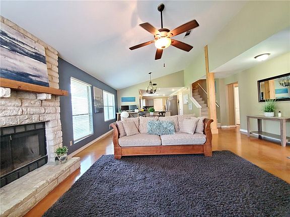2nd image of 416 Oakcrest Dr