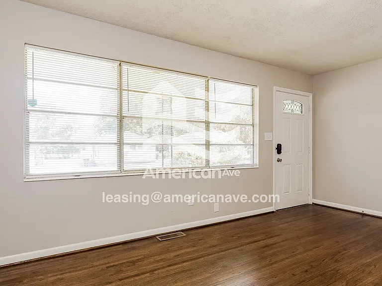1756837_002_living_room_12800655.jpg