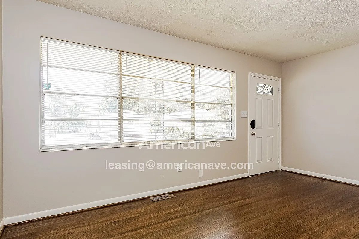 1756837_002_living_room_12800655.jpg - 6825 6th Ave S