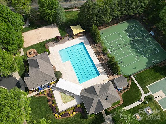 3rd image of 8927 Glade Ct