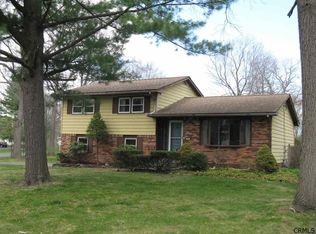 35 Scotchpine Dr, Voorheesville, NY 12186
