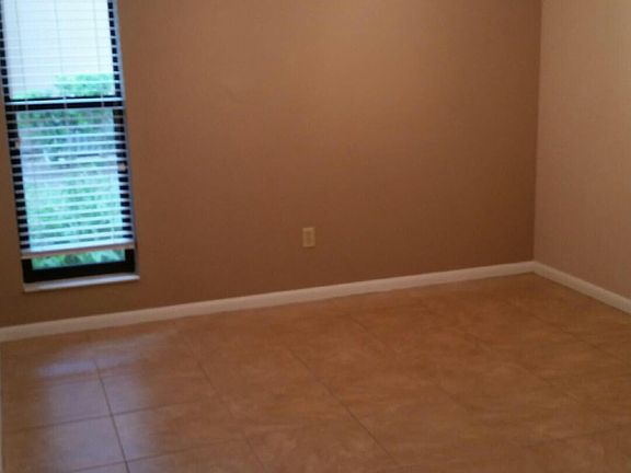 4th image of 15 Greenbriar Ct