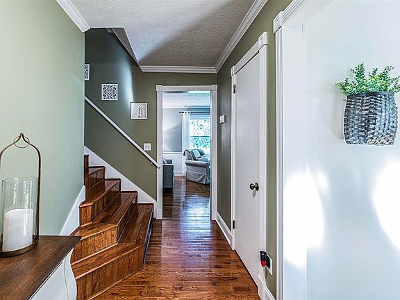 3rd image of 190 W Windsor Cir