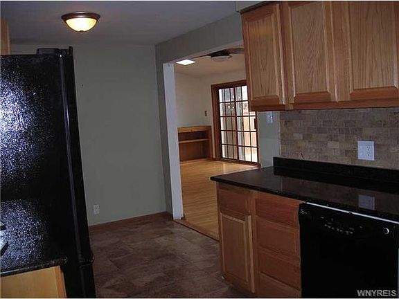 4th image of 47 Calvin Ct N