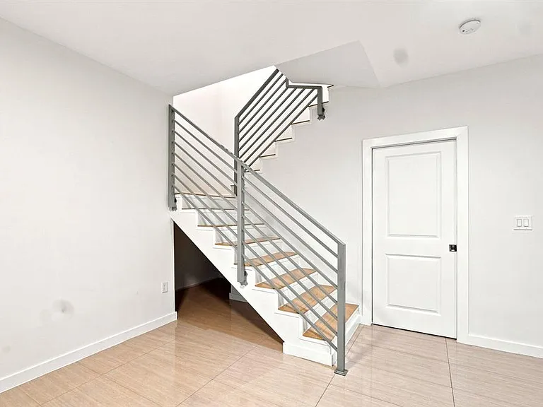 432 NE 16th St — Photo 3