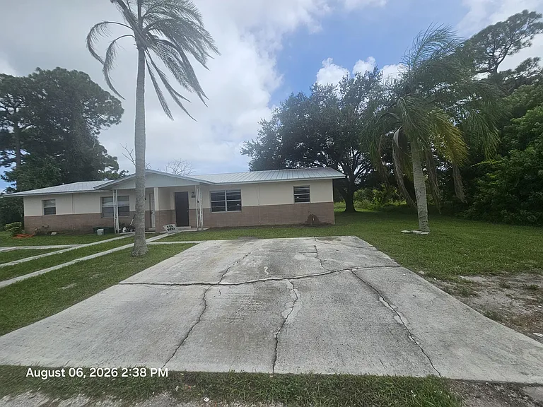 2572 Seneca Ave — Photo 15