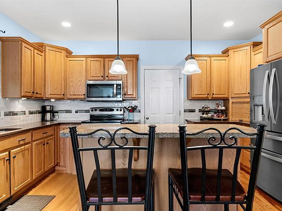 5th image of 216 Holland Ct