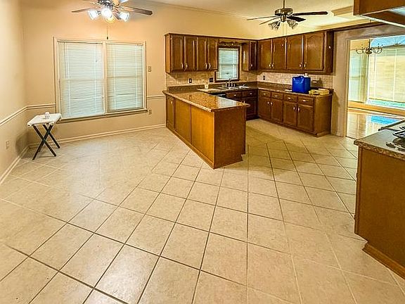 4th image of 7415 Red River Dr