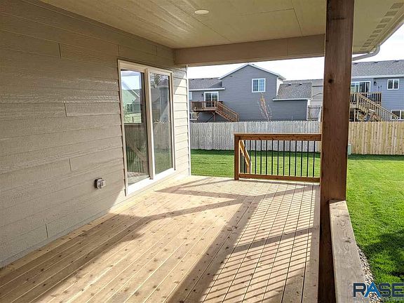 3rd image of 3637 E Brewster St