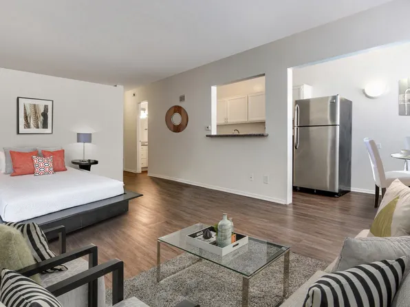 Santa Monica Biltmore, 1240 Yale St #116, Santa Monica, CA 90404