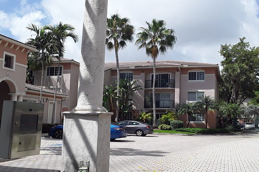 1st image of 2033 SE 10th Ave