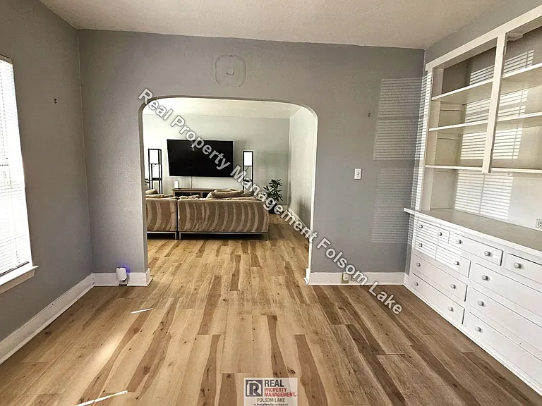 910 Mormon St — Photo 4