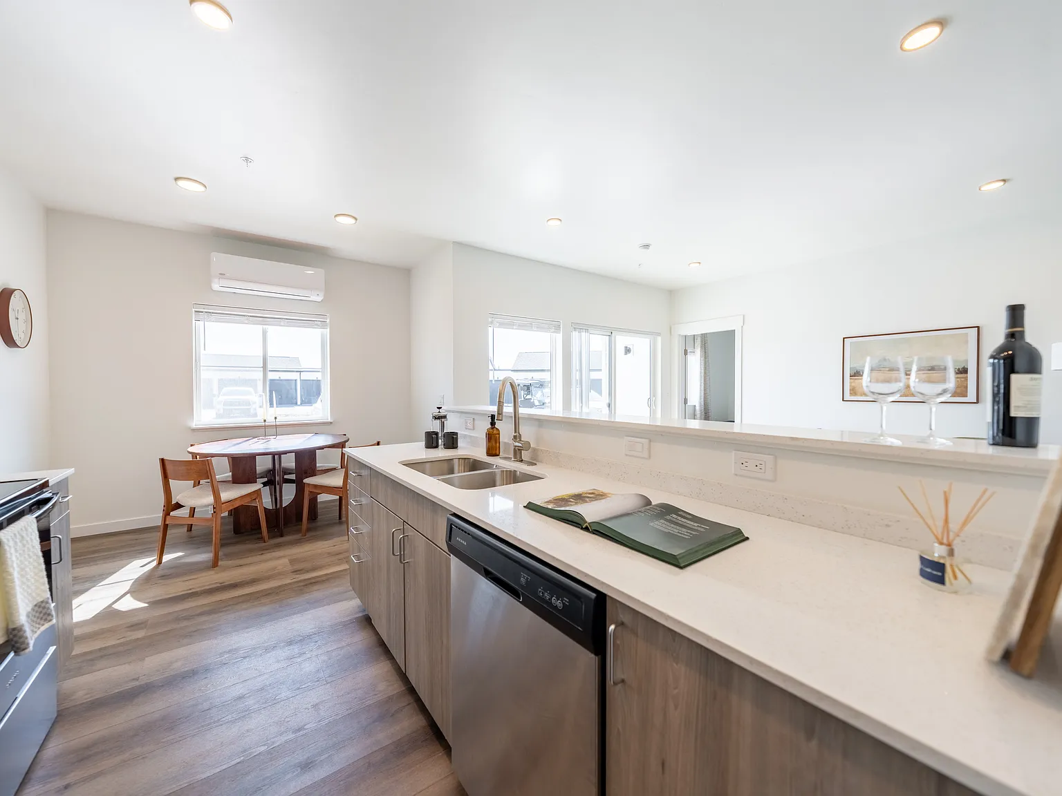 Silverbrook Apartments — Photo 1