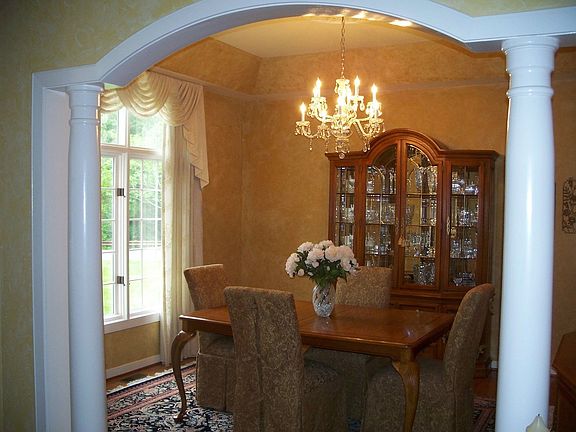 Arch & columns invite your guests to dinner.